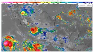 Seguirá lloviendo en México; aún se desplazan sobre el oais dos ondas tropicales