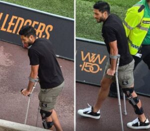 Raúl Jiménez aparece con muletas en partido de los Wolves