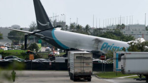 Avión de carga de Amazon se sale de pista en Miami; hay cinco personas sin vida