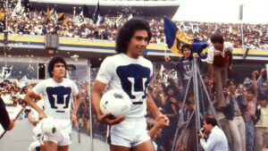 Cumple Hugo Sánchez 50 años de su debut con Pumas